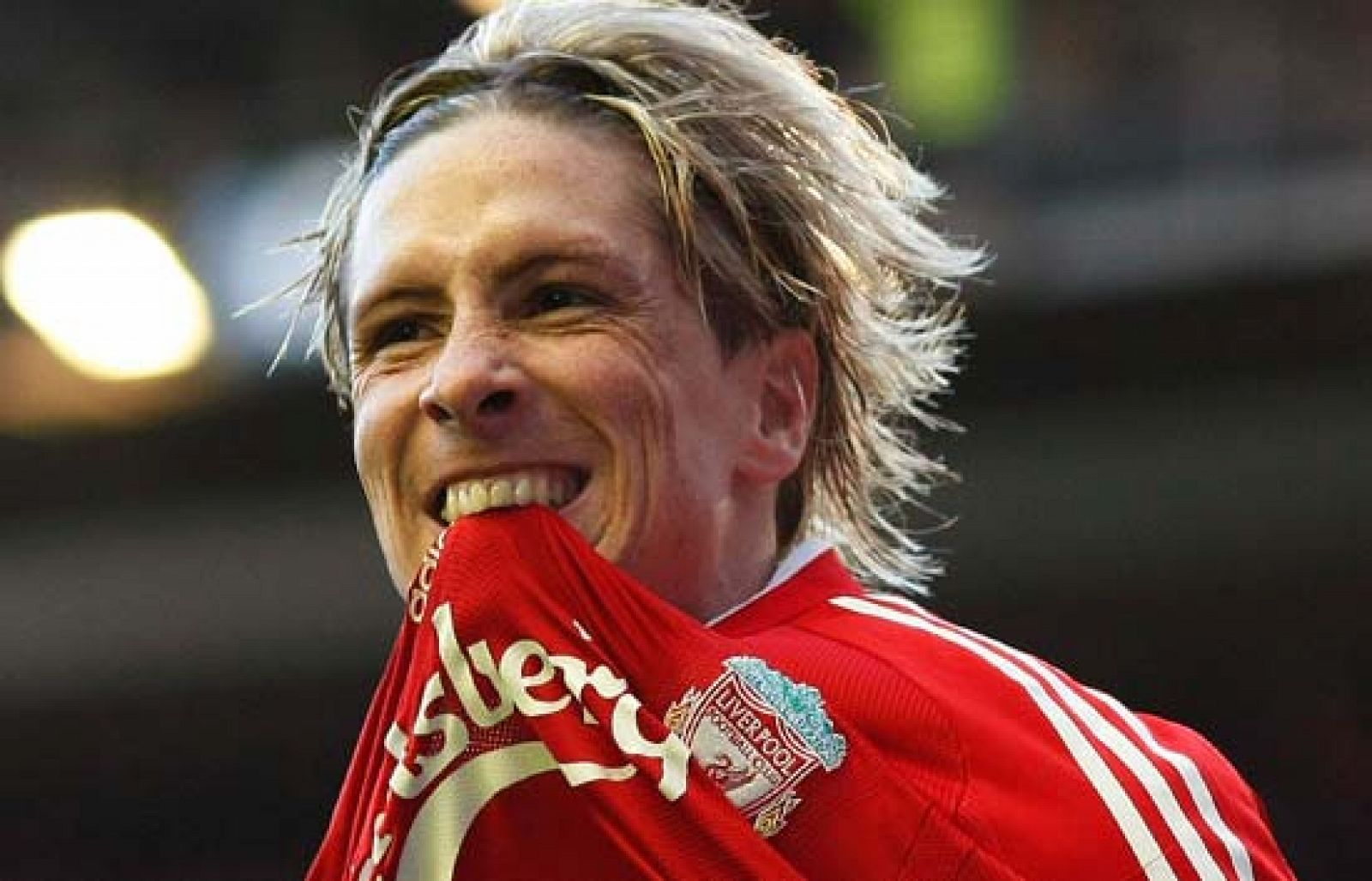 El Liverpool derrota por 2-0 al Manchester United con un gol de Fernando Torres. 