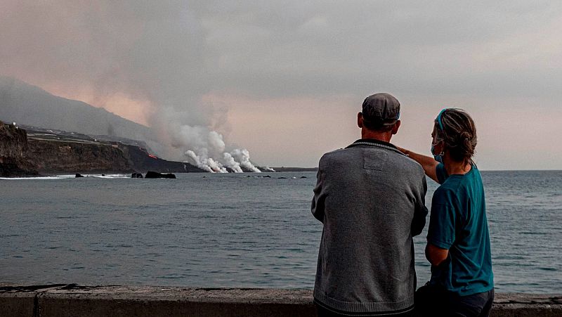 La erupción volcánica aumenta el turismo exprés en La Palma 
