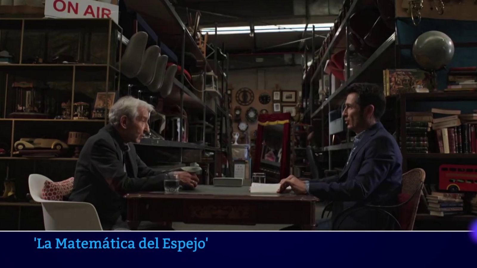 Carlos del Amor entrevista a personalidades de la cultura en el nuevo programa 'La Matemática del Espejo' | Ver