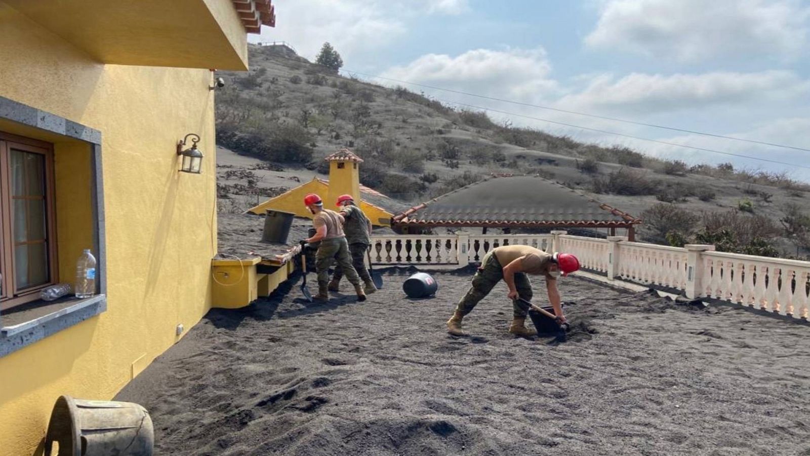 Viviendas sepultadas bajo montañas de ceniza: el otro peligro de las casas que han quedado en pie en La Palma - RTVE.es