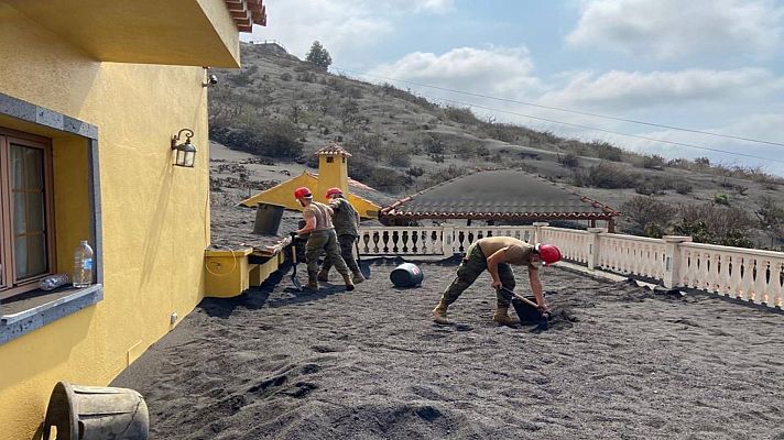 Telediario 1 - Viviendas sepultadas bajo montañas de ceniza en La Palma