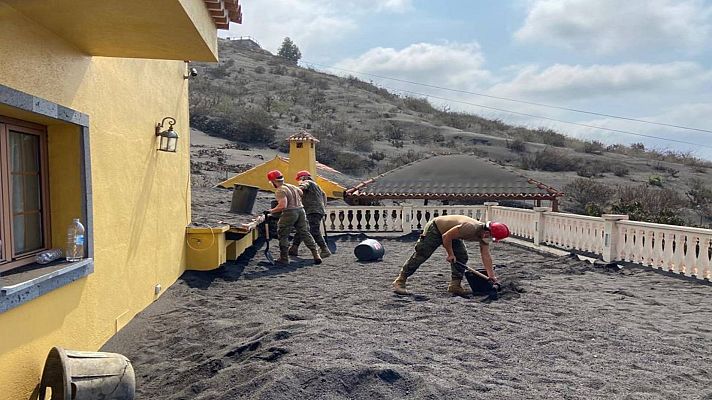 Telediario 1 - Viviendas sepultadas bajo montañas de ceniza en La Palma