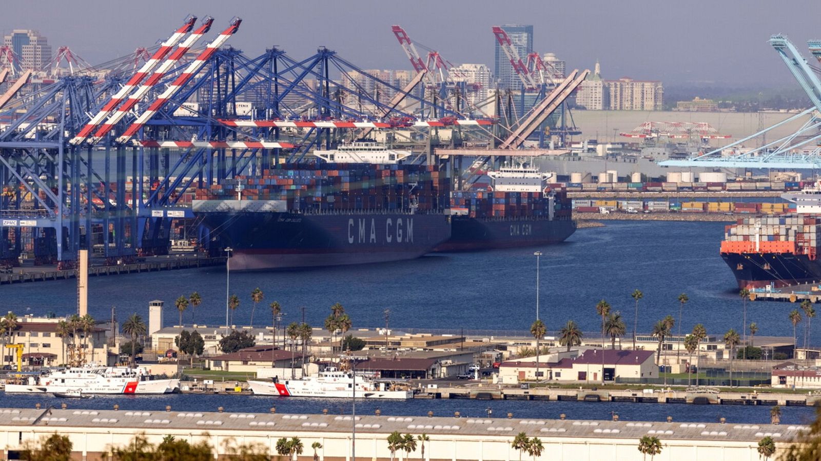Biden toma medidas para garantizar la cadena de suministros y bajar los precios - Ver ahora