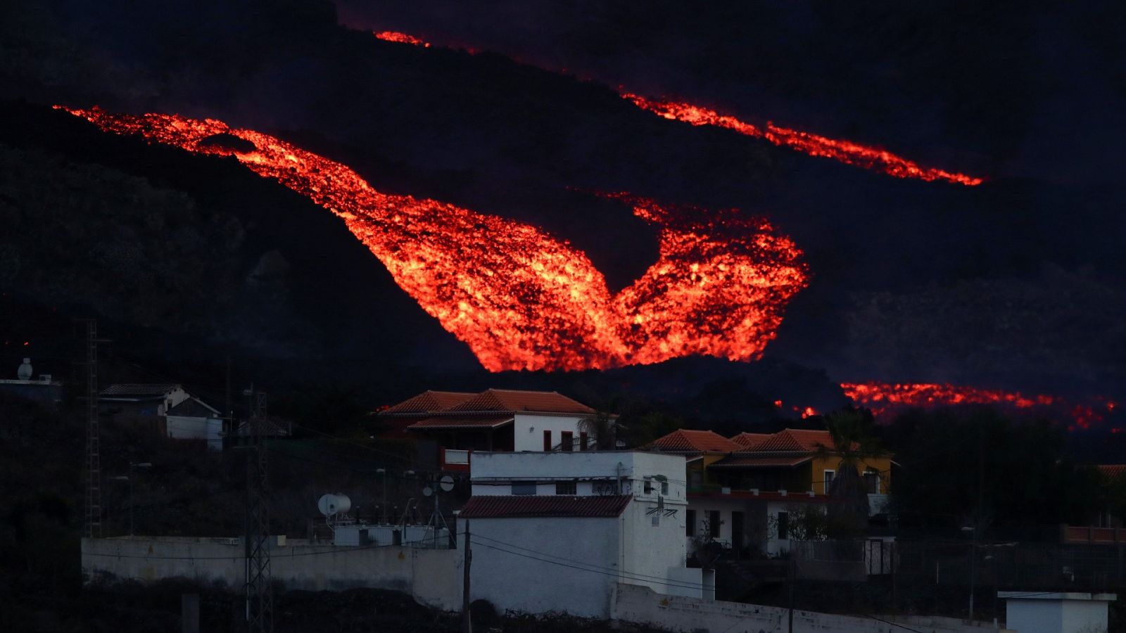 Volcán La Palma | La colada de lava se desborda en el cono principal