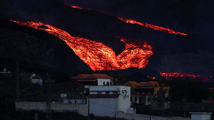 La colada de lava se desborda en el cono principal del volcán