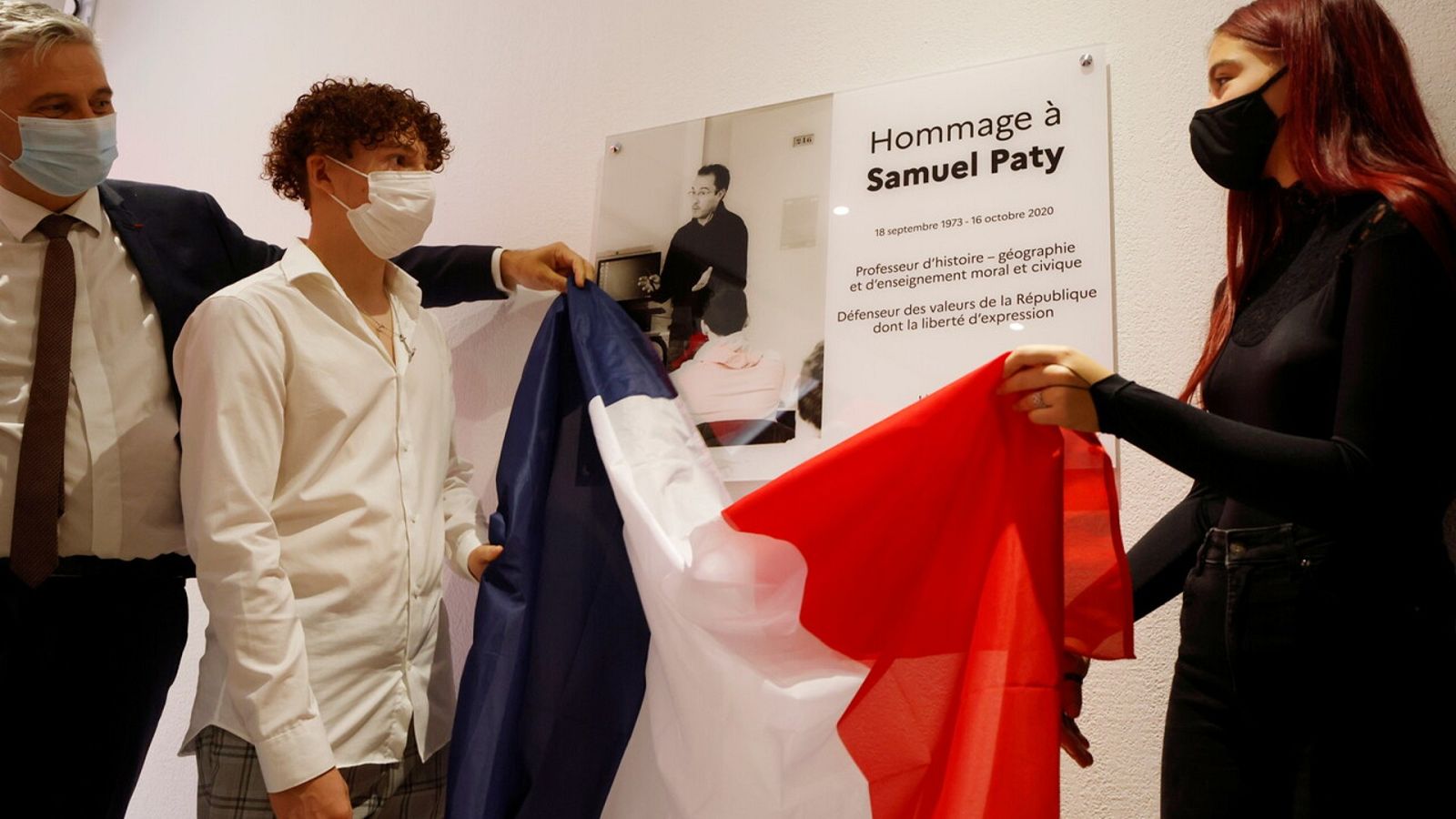 Francia homenajea a Samuel Paty, el profesor asesinado por mostrar en clase las caricaturas de Mahoma  - Ver ahora