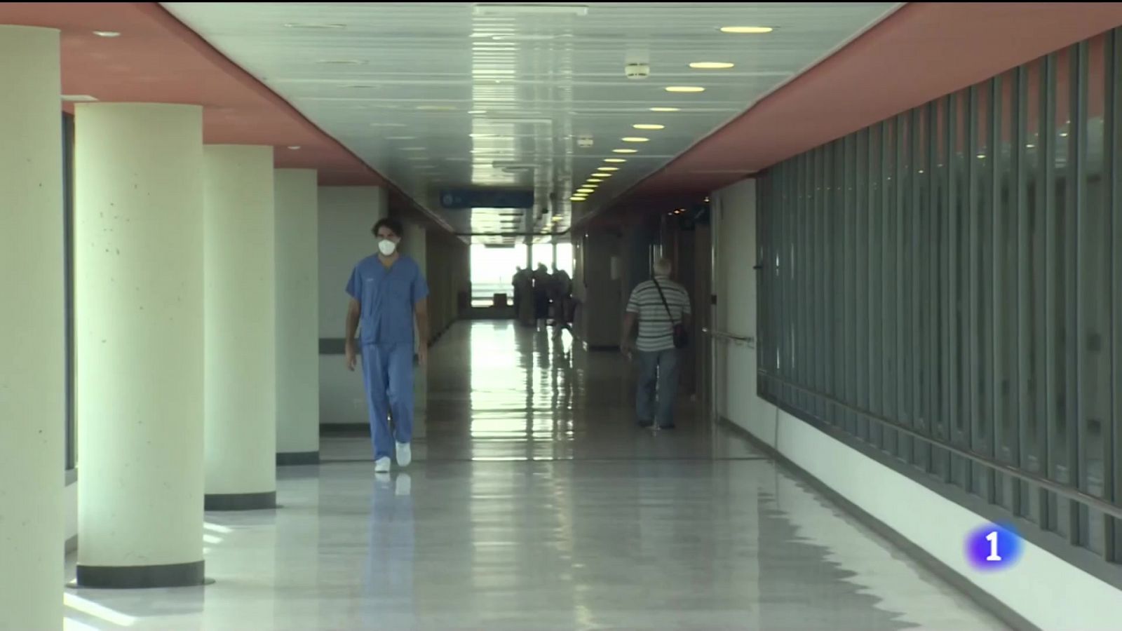 Informatiu Balear: Un estudio revela que hay más coronavirus en los pasillos que en las habitaciones de los hospitales | RTVE Play