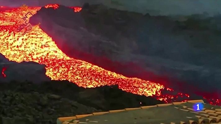 Telediario 1 - La fuerza del volcán de La Palma sorprende a vulcanólogos