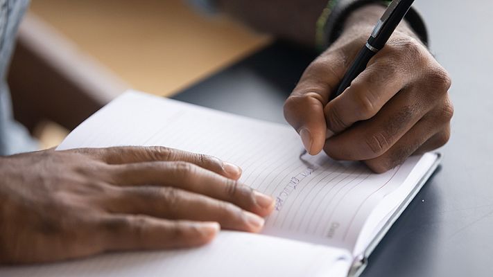 Telediario 1 - Un profesor jubilado da clases solidarias en la calle