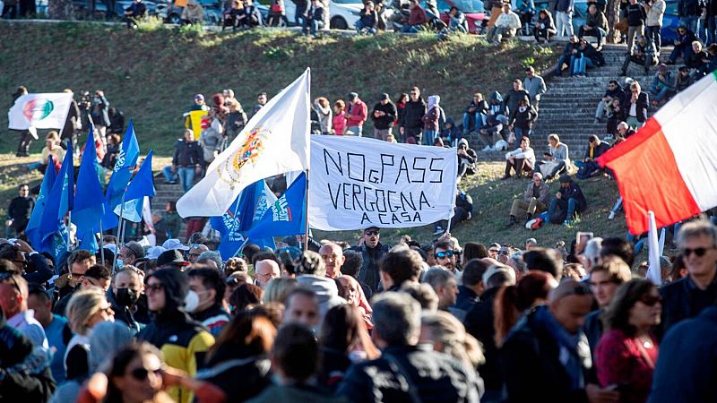 Manifestaciones y protestas en Italia tras la implantación el pasaporte COVID para trabajar 
