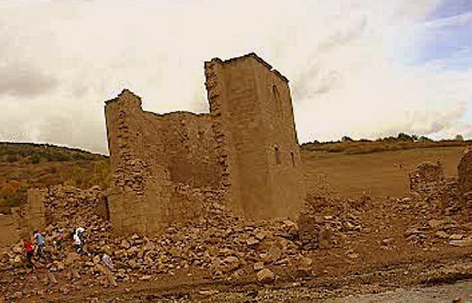Cincuenta años después, el pueblo de Mansilla, en La Rioja, ha resurgido de las aguas. La sequía ha sacado a la luz lo que en su día el desbordamiento del pantano anegó. Un pueblo con sus calles, su plaza, su iglesia, sus casas y muchos recuerdos.  