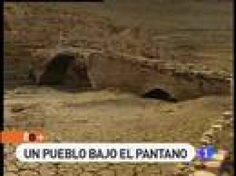 Cincuenta años después, el pueblo de Mansilla, en La Rioja, ha resurgido de las aguas. La sequía ha sacado a la luz lo que en su día el desbordamiento del pantano anegó. Un pueblo con sus calles, su plaza, su iglesia, sus casas y muchos recuerdos.  