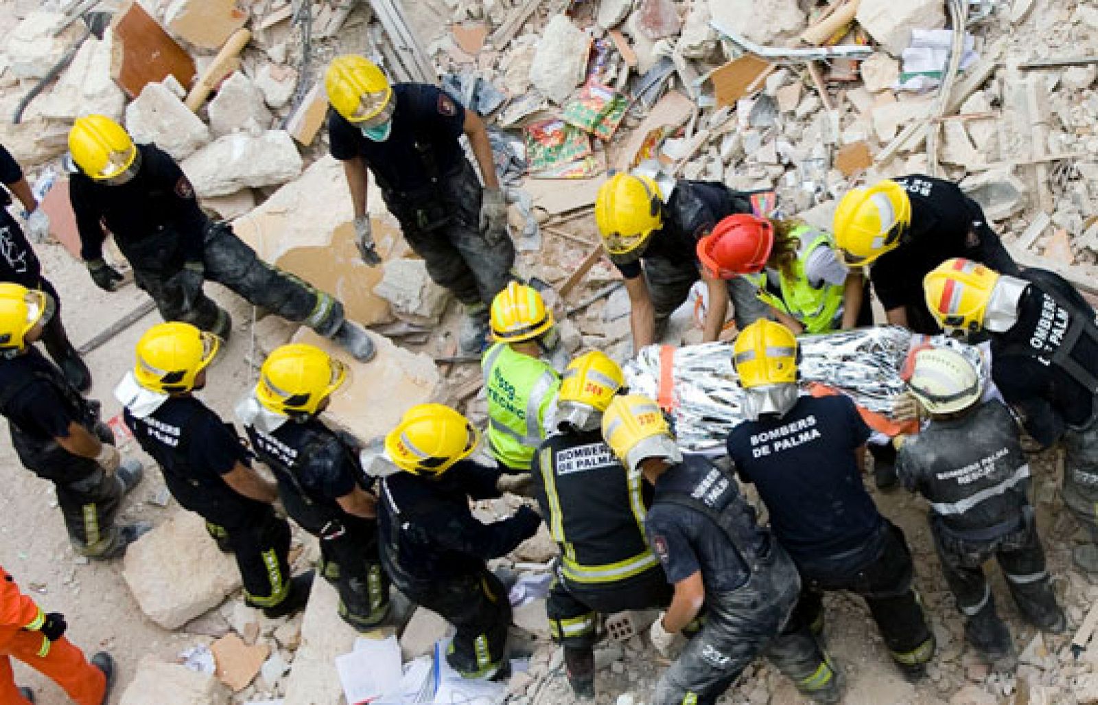 Al menos cinco muertos al derrumbarse un edificio habitado en Palma de Mallorca