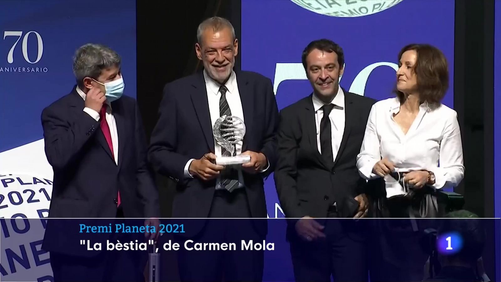 El Planeta premia la feina de tres guionistes de televisió