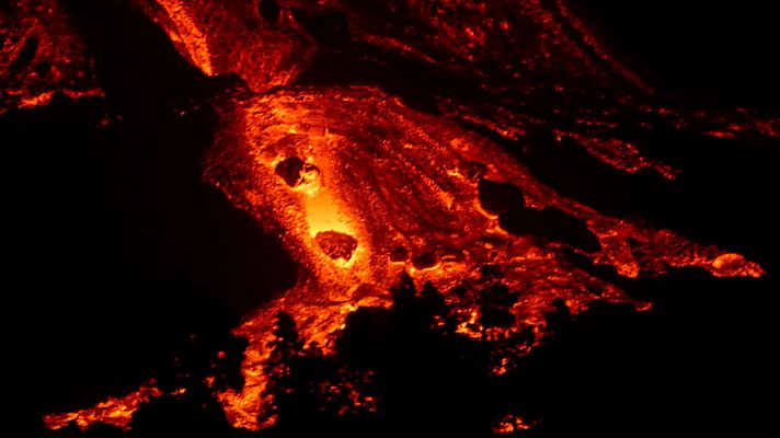 La lava avanza hacia el mar y empeora la calidad del aire