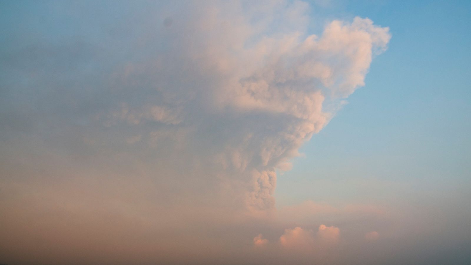 El volcán a vista de dron: las cenizas y la calima dificultan la visibilidad