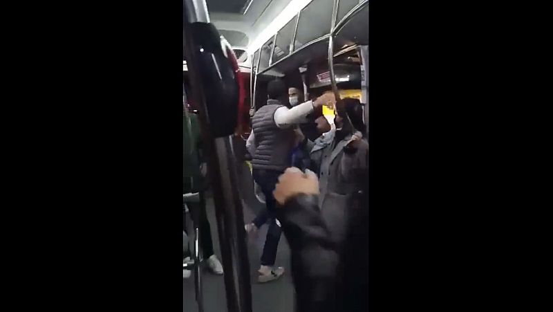 Un hombre agrede en un autobús a un policía que le pidió que se pusiera la mascarilla