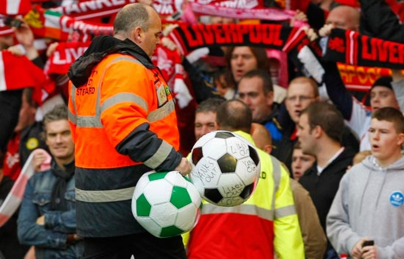 Los reds se animan con el balón de playa