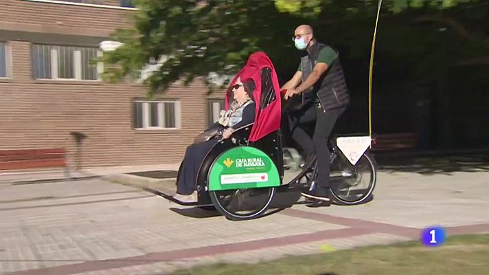 Una grupo de voluntarios se encarga de manejar las bicicletas de paseo por las calles de Pamplona