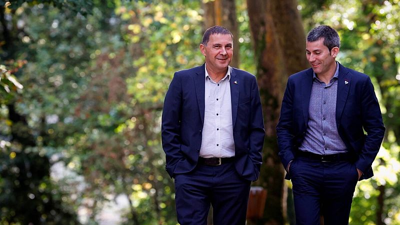 Víctimas de ETA y miembros de la banda terrorista juntos Vitoria