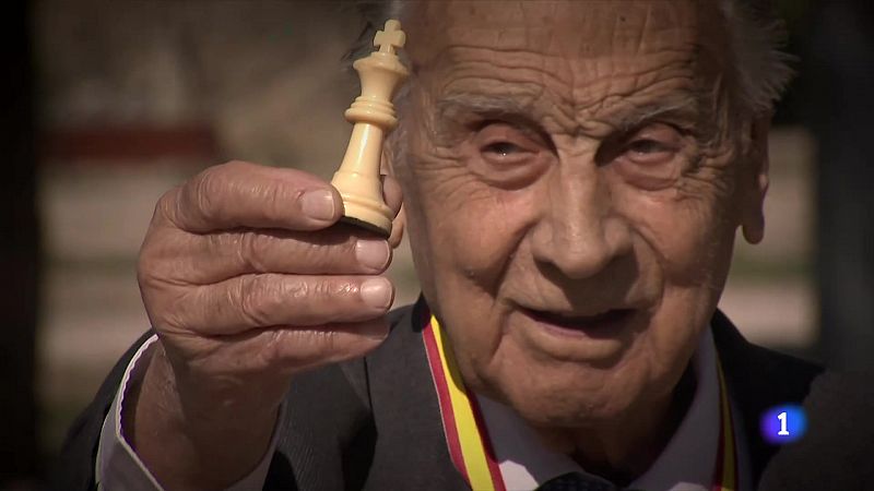 Manuel Álvarez, centenario jugador de ajedrez en activo -- Ver ahora