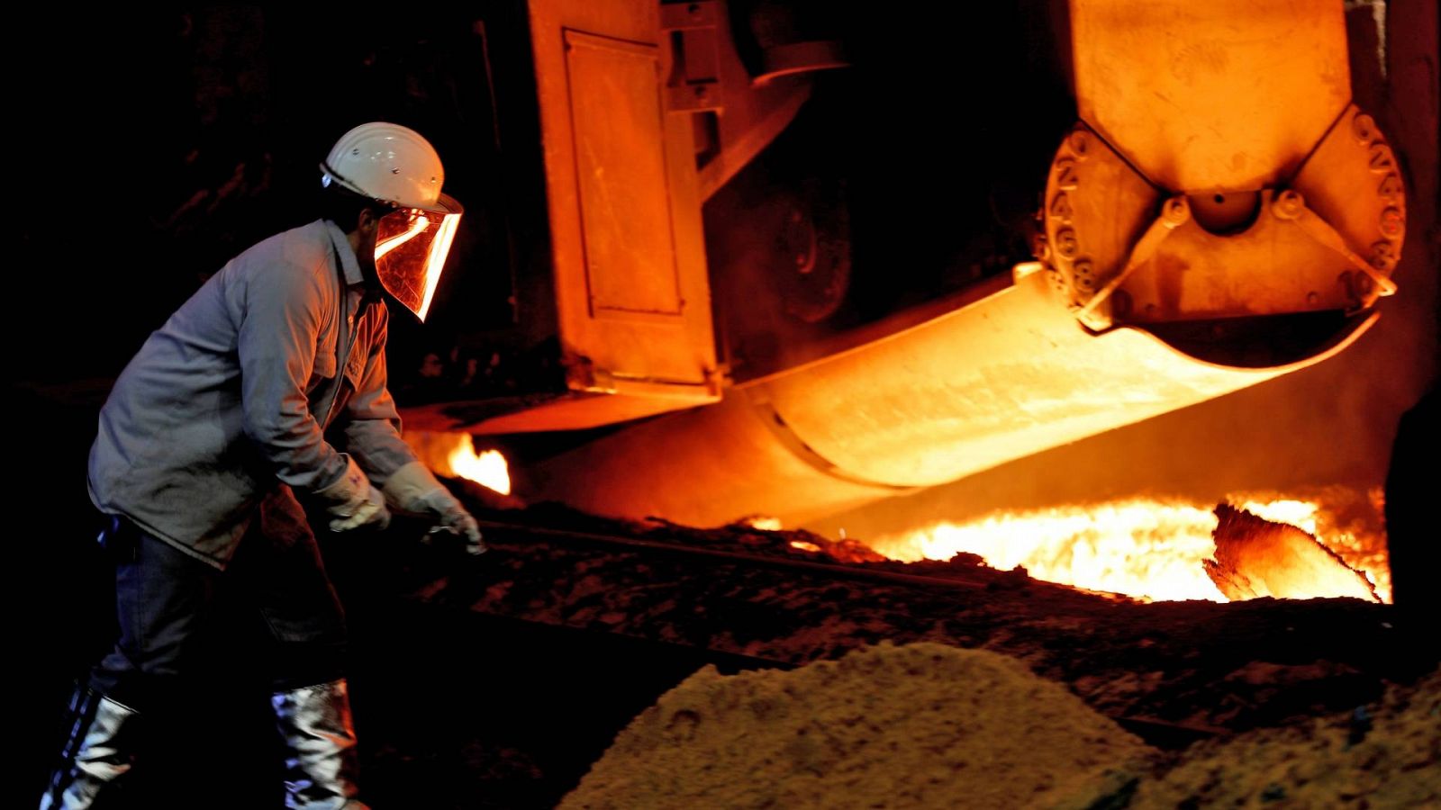 La escalada de la luz obliga a varias industrias a parar su actividad