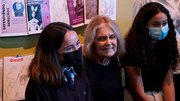 Telediario 1 - Gloria Steinem comparte sus reivindicaciones feministas con estudiantes asturianos