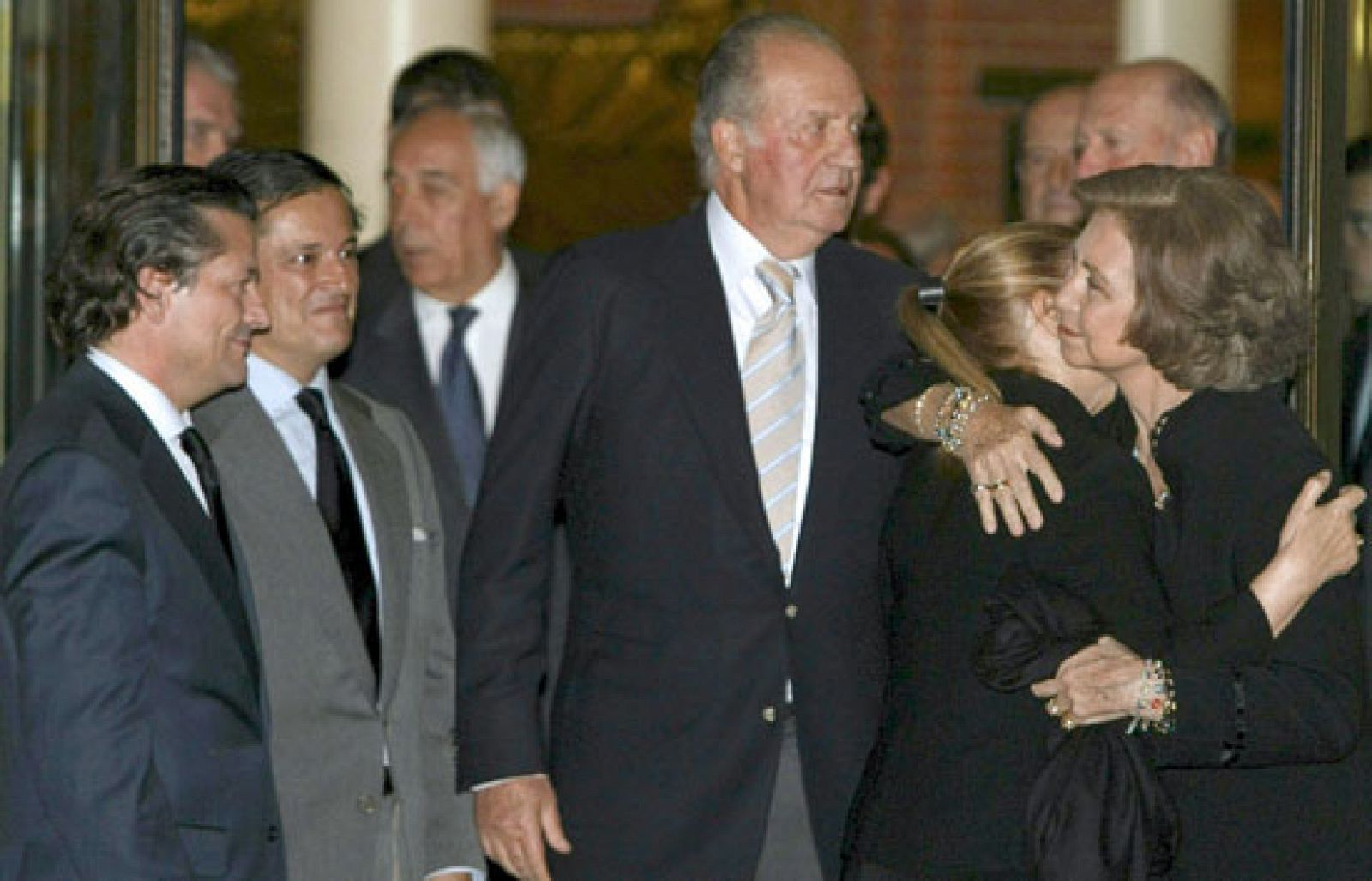 Los Reyes, en la capilla ardiente de Fernández Campo