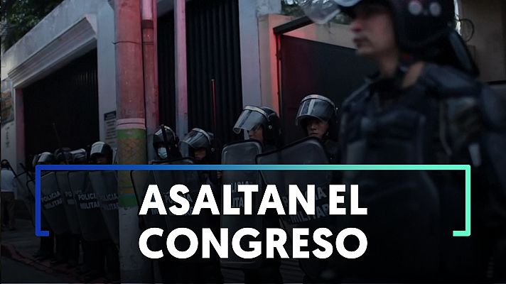 La Policía de Guatemala retoma el control del Congreso