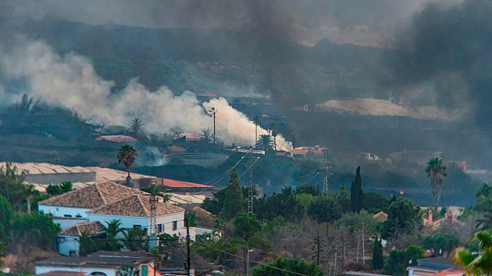 La lava entra en el casco urbano de La Laguna