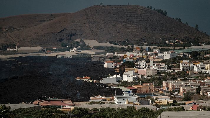 La lava arrasa varios edificios en la barriada de La Laguna