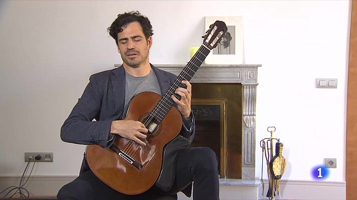 El guitarrista Pablo Sáinz-Villegas homenajea al maestro Rodrigo durante el concierto Premios Princesa de Asturias
