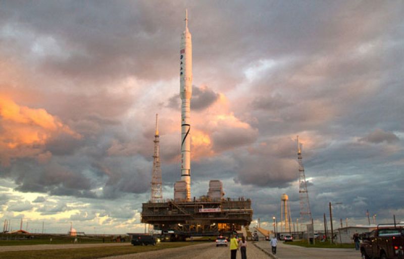 Todo está listo para el lanzamiento del nuevo cohete de la NASA, el Ares, en Cabo Cañaveral. Aunque en un principio la agencia espacial estadounidense estuvo cerca de suspender el acto por el mal tiempo, los preparativos del lanzamiento siguen adela