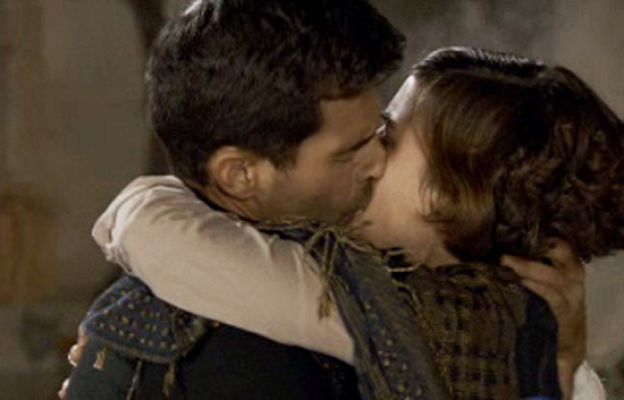 El beso de Victoria y Ángel