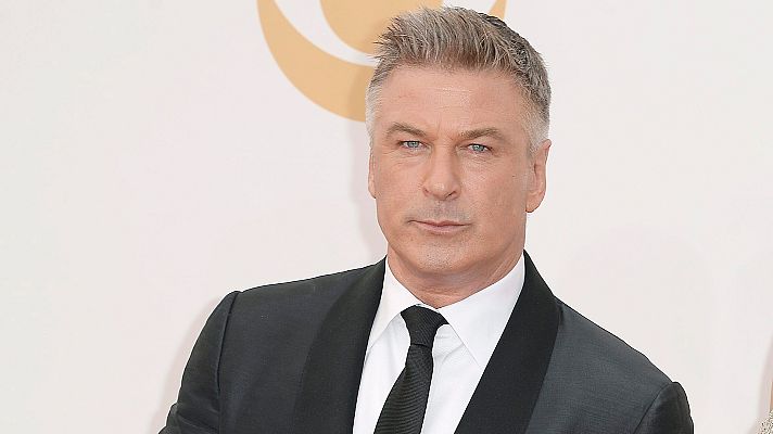 Informativo 24h - El actor Alec Baldwin mata accidentalmente a una directora de fotografía durante un rodaje