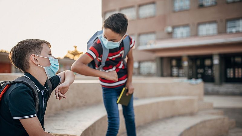 Científicos, padres y políticos divididos por la retirada de la mascarilla en los  patios de los colegios de la Comunidad de Madrid