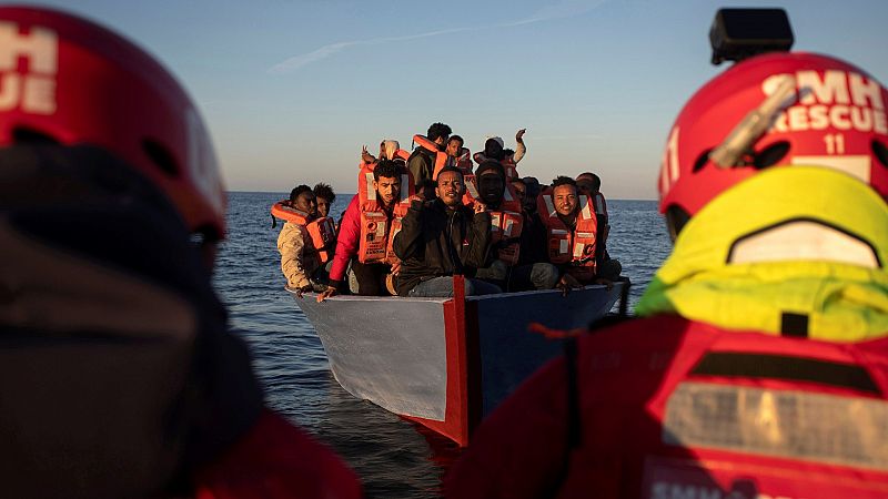 Cien migrantes rescatados por el 'Aita Mari' esperan autorización para desembarcar en puerto seguro