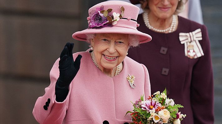 Telediario 1 - La reina Isabel II vuelve al Castillo de Windsor de "buen ánimo" tras su ingreso hospitalario