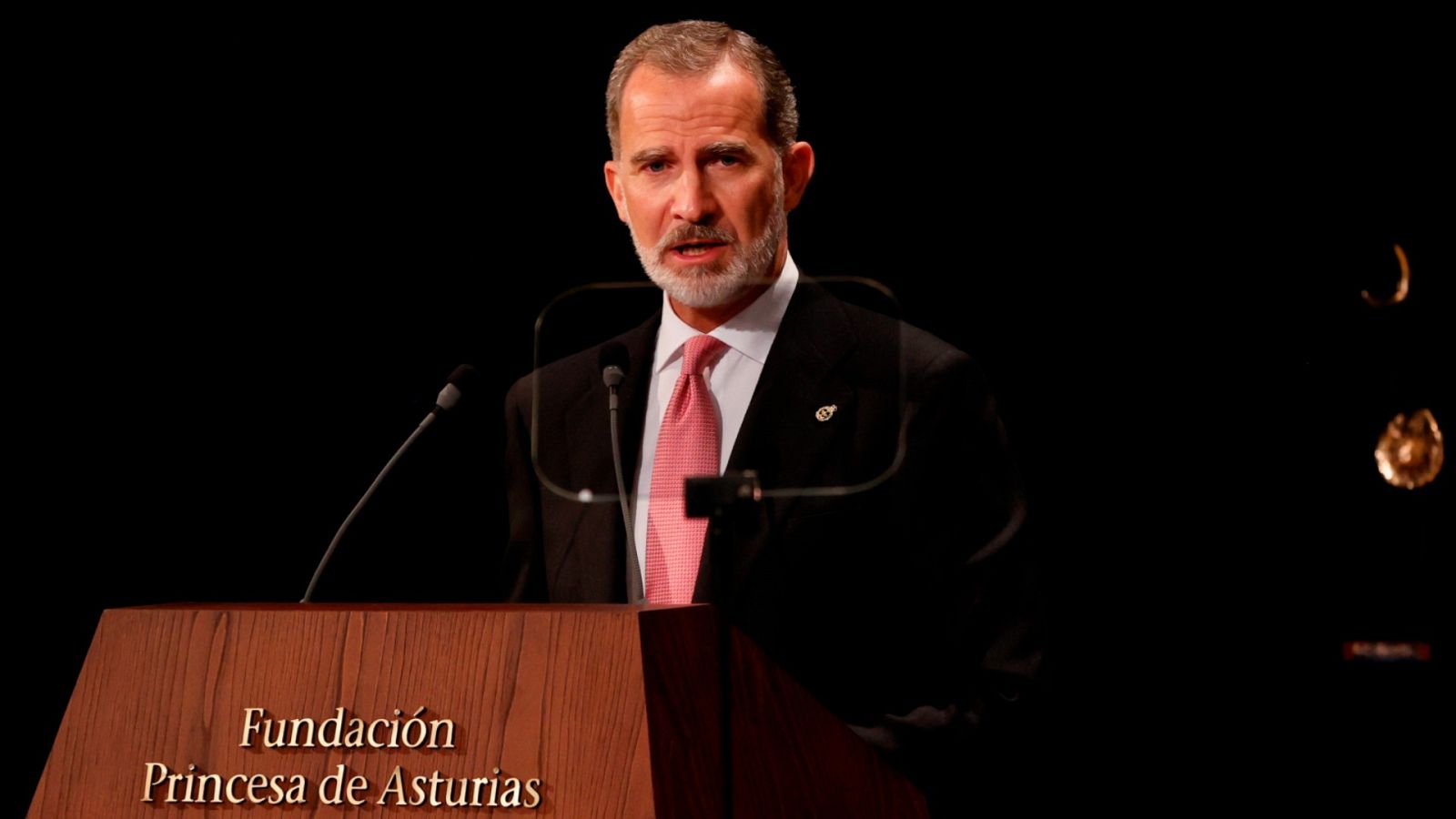 Felipe VI reivindica la defensa de los derechos de la mujer ante el "retroceso" de "situaciones que parecían superadas"