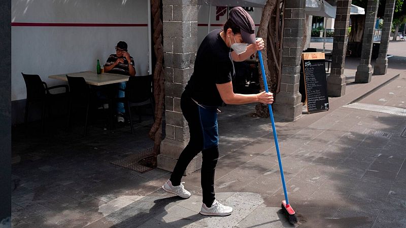 Militares, vecinos y voluntarios retiran las cenizas de las viviendas cercanas al volcán