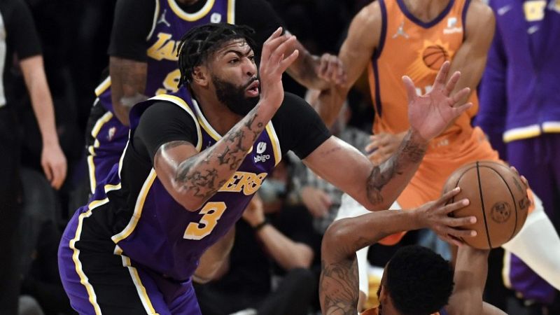 Pelea entre Howard y Davis en unos Lakers desquiciados