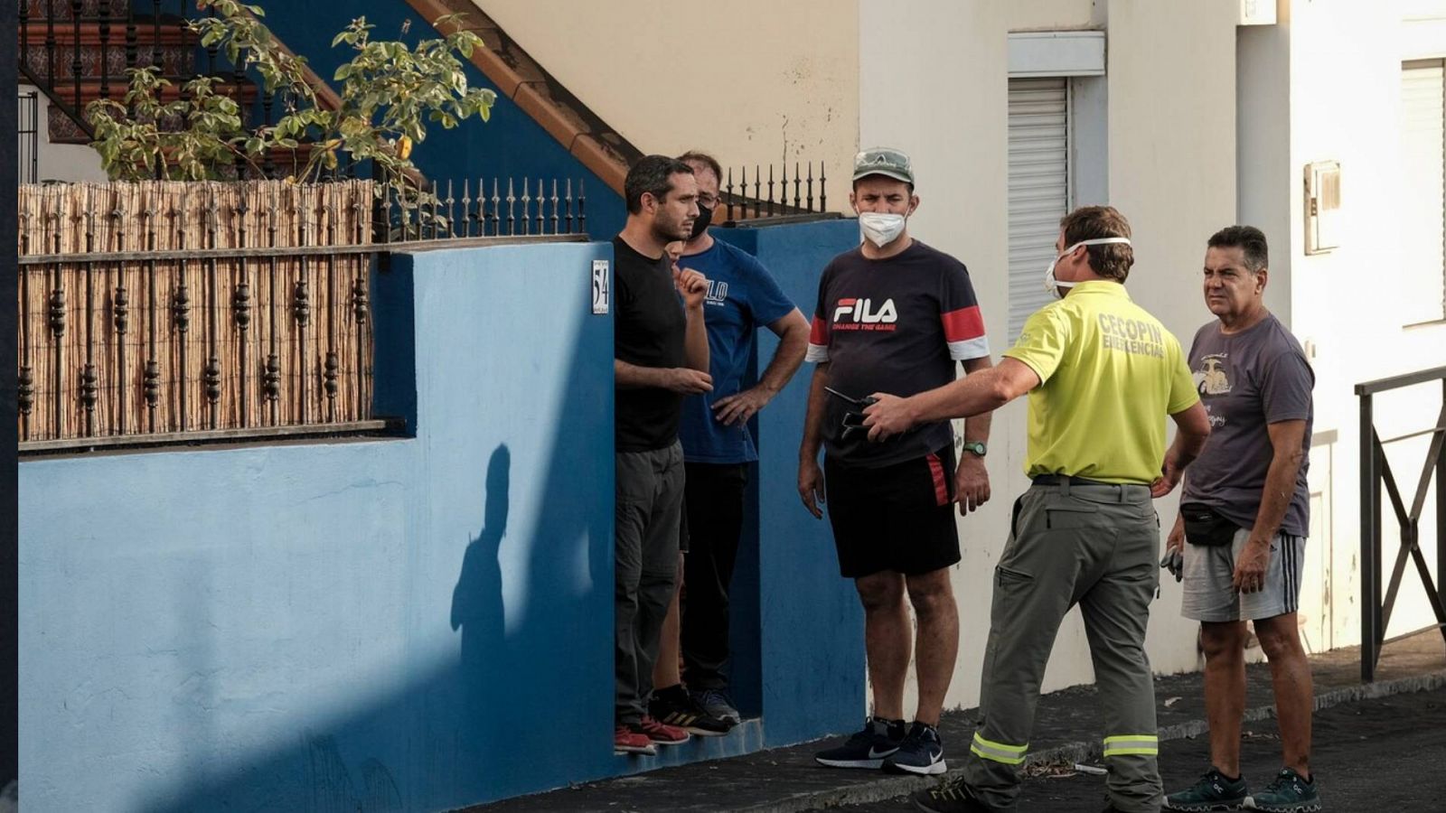 Los vecinos de La Palma, en vilo ante el avance de las coladas