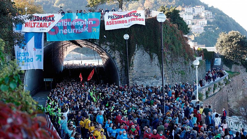 Marcha en favor del acercamiento de presos de ETA al País Vasco en San Sebastián