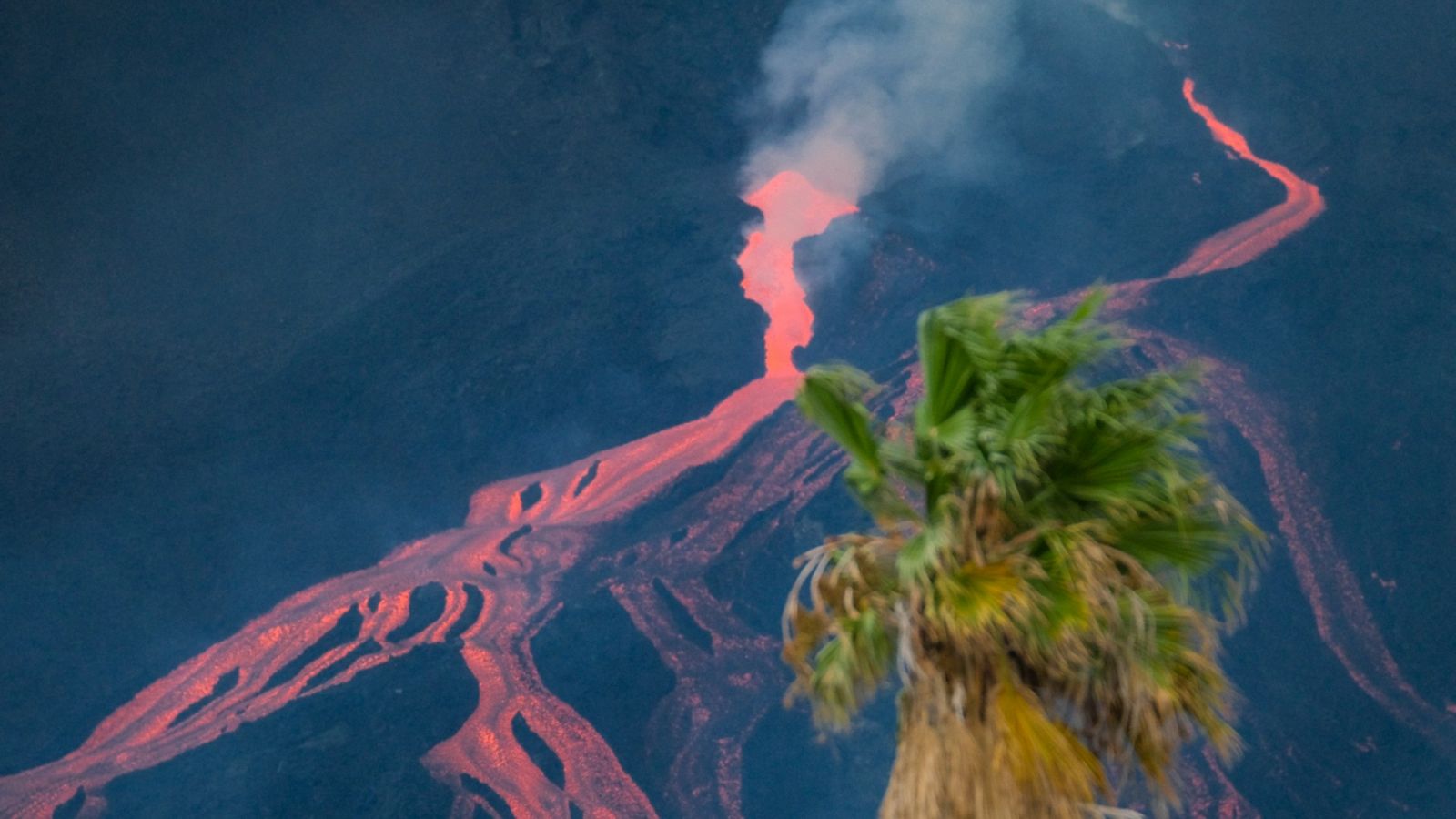 Nuevo derrumbe en el cono del volcán de La Palma que derrama más lava