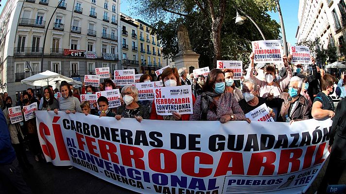 Miles de personas se manifiestan en Madrid para defender el tren como medio ecológico y sostenible 