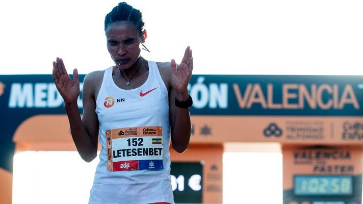 Telediario 1 - La etíope Letesenbet Gidey bate el récord del mundo de medio maratón en Valencia