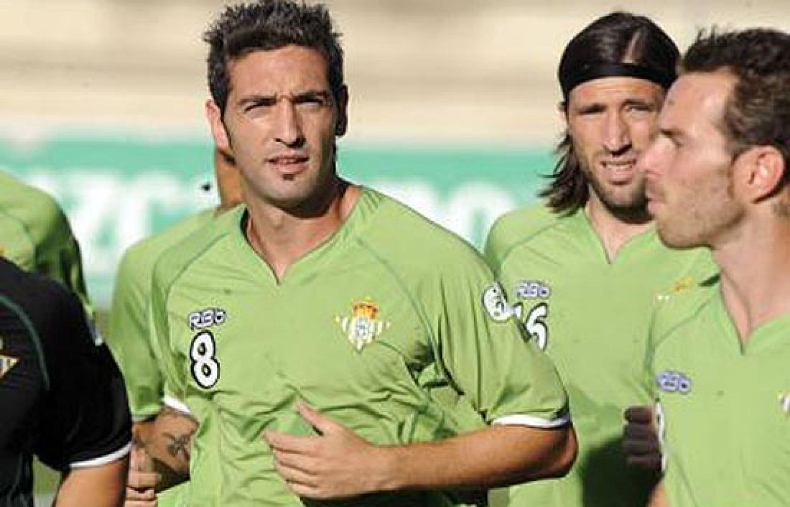 Y mientras tanto problemas para el Betis, que ya cayó en la Copa pero en lo que ha caído ahora es en la gripe A. Son cinco los jugadores confirmados por los servicios médios del club que están contagiados por el virus mientras que otros tantos están siendo observados al presentar la misma sintomatología.