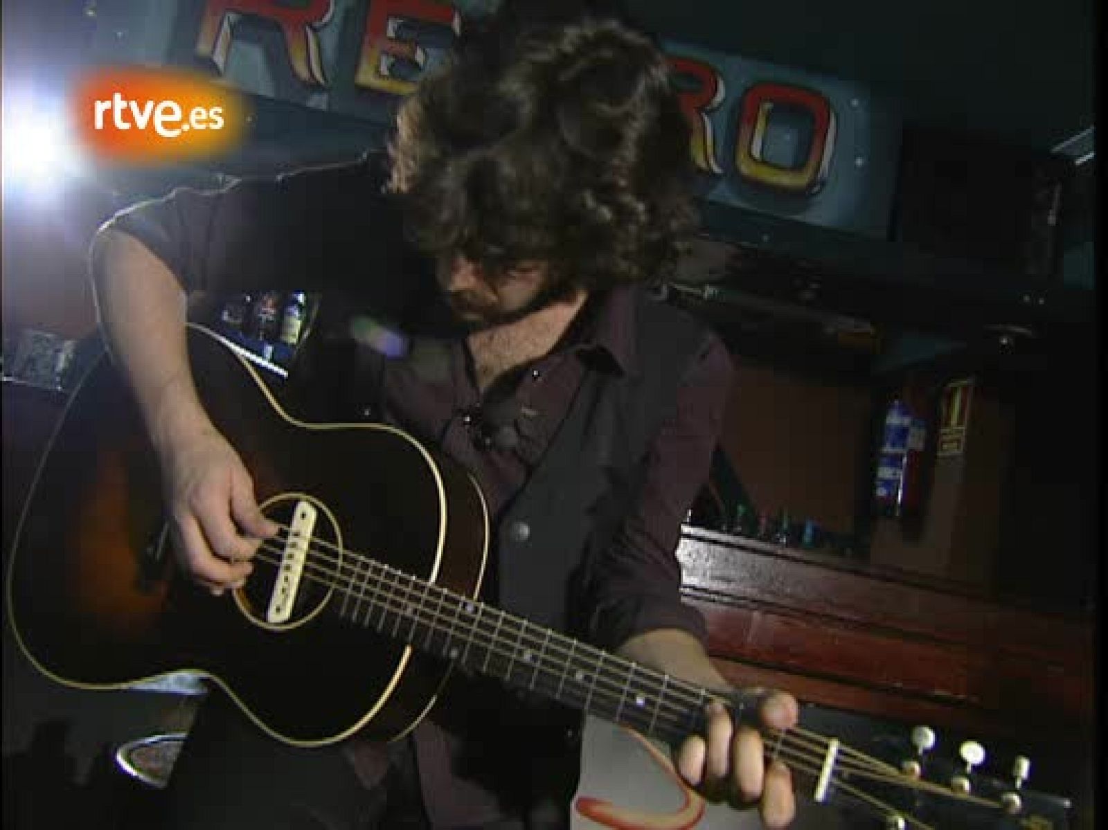 El cantautor Quique González dedica una canción en acústico a los usuarios de RTVE.es y del blog de Carlos del Amor, Historias Mínimas.