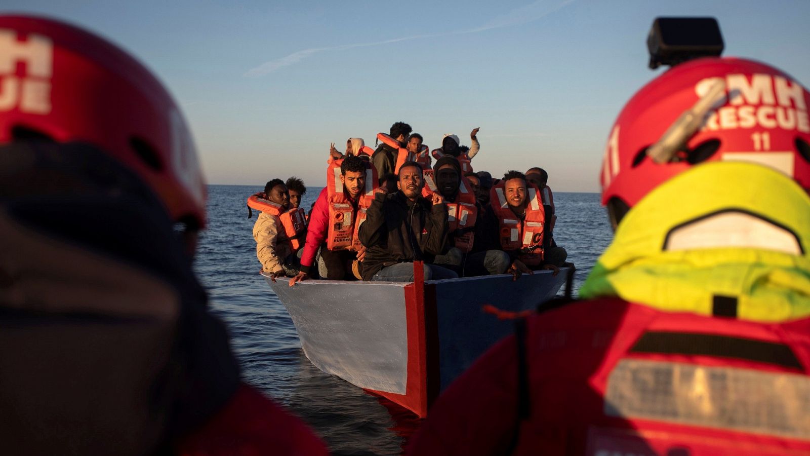 Desembarcan los 105 migrantes rescatados por el buque Aita Mari 