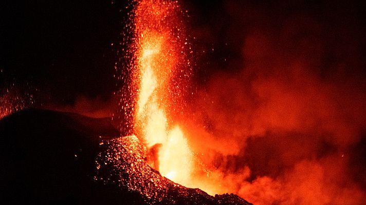 Telediario 2 - Día de máxima actividad del volcán con varios colapsos del cono eruptivo